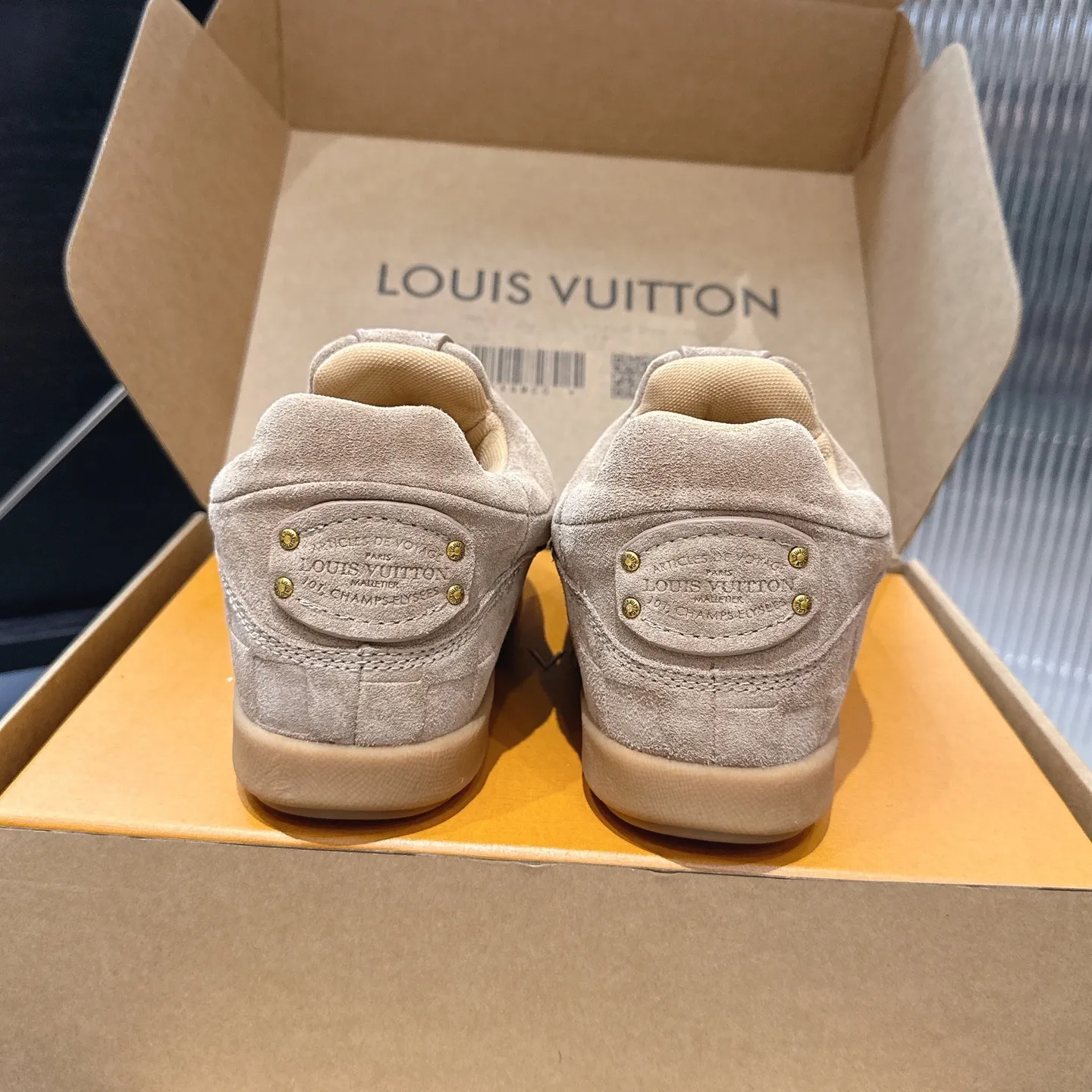 [L Family] P: 740💰 Couple model, size: women 35-41 (customized at 41 for women), 39-46 for men (customized at 45.46) The 2025 iteration of this Time Out sneaker, couple model, LV co-branded nigo, donkey brand, Louis Vuitton, ugly, cute😍Many Internet celebrities have shown off their feet, a classic and versatile item. Fabric: Imported high mercerized cow suede. Lining: high-grade elastic mesh, outsole: original molded outsole, palm print rubber outsole with hidden L letter and Monongram flower.